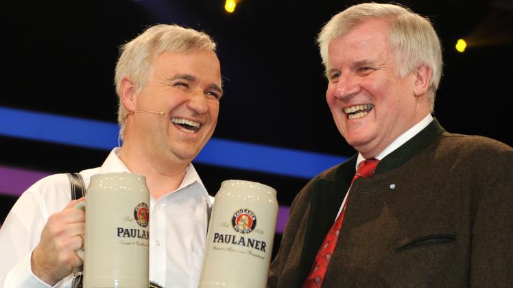 Der Kabarettist Wolfgang Krebs (l) und der damalige bayerische Ministerpräsident Horst Seehofer (CSU) beim traditionellen „Politiker-Derblecken“ auf dem Nockherberg. 