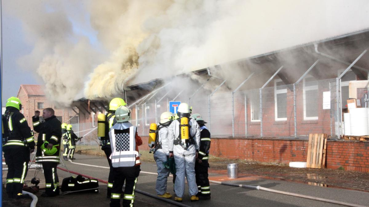 Lagerhalle brennt Großeinsatz der Feuerwehr in NeustadtGlewe SVZ