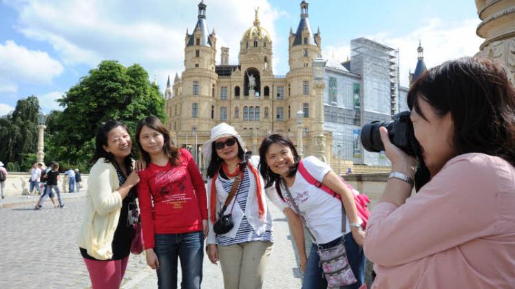 Immer ein attraktives Fotomotiv: Vor dem Schloss klicken vor allem die Kameras der Touristen. 