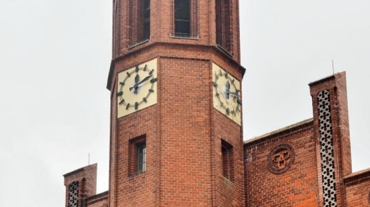 Die Rathausuhr zeigt wieder die richtige Zeit an.