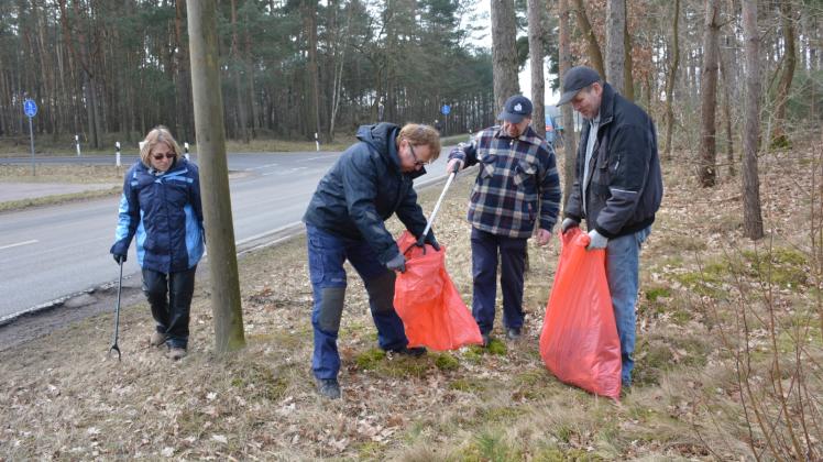 Christa und Peter Wohlfart, Georg Musinska und Olaf Rank (v.l.n.r.) sammeln am Straßenrand bei Hornkaten Müll ein.  Fotos: Neumann 