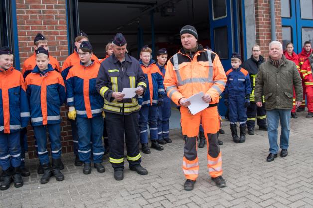 Bauhofchef Torsten Engel teilt die Helfer in verschiedene Arbeitstrupps ein. Bauhofchef Torsten Engel teilt die Helfer in verschiedene Arbeitstrupps ein.
