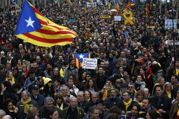 Demonstranten, die für die Unabhängigkeit Kataloniens sind, marschieren am Sonntag durch die Stadt und verlangen die Entlassung katalanischer Politiker, die seit der Unabhängigkeitserklärung Kataloniens in Haft sind. 
