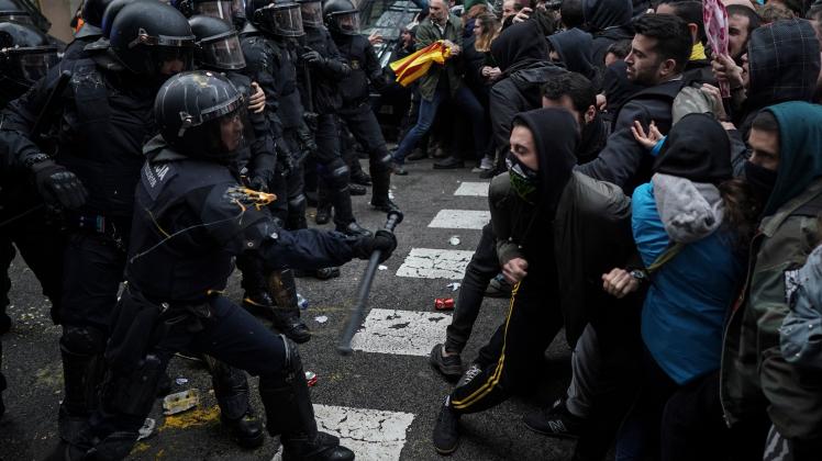 Polizisten stoßen mit Demonstranten zusammen, die für die Unabhängigkeit Kataloniens sind, und versuchen das spanische Regierungsgebäude zu erreichen.