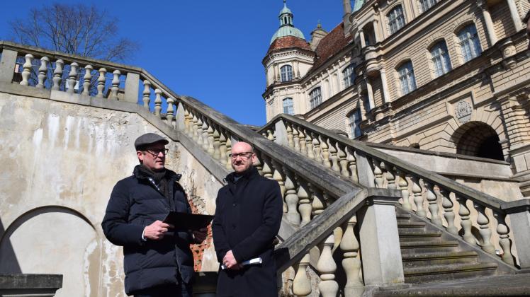 Sanierungsbeginn in greifbarer Nähe: Robert Klaus (r.) , BBL, und Steffen Siefert, Staatliche Schlösser, Gärten und Kunstsammlungen MV, stellten gestern in Güstrow den Fahrplan vor.