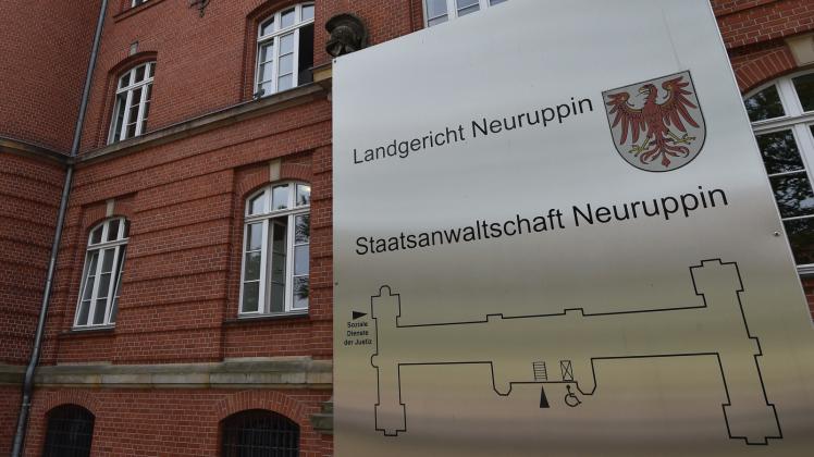 Für den Brandanschlag auf ein Flüchtlingsheim in Kremmen (Oberhavel) müssen sich seit gestern  zwei Männer vor dem Landgericht Neuruppin verantworten. 