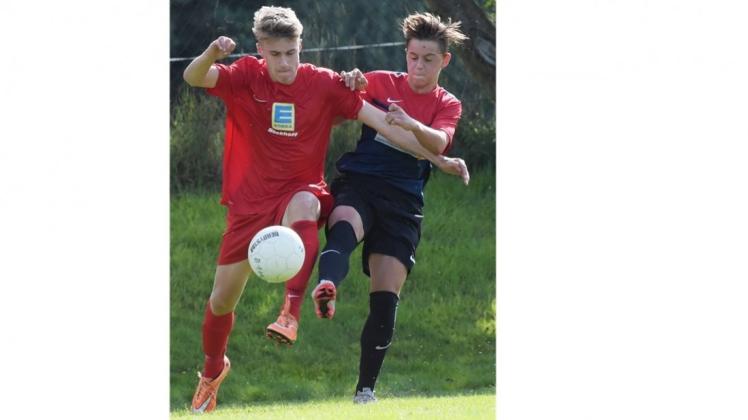 Sie stehen sich in der B-Jugend-Bezirksliga gegenüber: Der VfL Stenum (links Marcel Rüdebusch) und der TuS Heidkrug (rechts Malcom-Tarik Jumpertz). Sie stehen sich in der B-Jugend-Bezirksliga gegenüber: Der VfL Stenum (links Marcel Rüdebusch) und der TuS Heidkrug (rechts Malcom-Tarik Jumpertz).