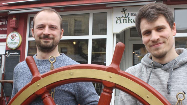 Steuern die Geschicke im ehemaligen Ankerplatz: die Gastronomen Michael Brügmann (30) und Jan Krugmann (28). 