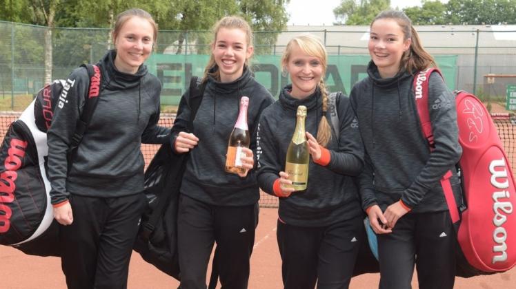 Auf dem weg zum Titel: Die Ganderkeseer Spielerinnen Tanja Lindner, Teresa Fuchs, Kristina Quindt und Janne Hafermann (von links) sicherten sich in der Verbandsliga souverän die Meisterschaft. Jantje Tilbürger fehlte im letzten Spiel, das mit 4:2 gegen Lüneburg endete. Auf dem weg zum Titel: Die Ganderkeseer Spielerinnen Tanja Lindner, Teresa Fuchs, Kristina Quindt und Janne Hafermann (von links) sicherten sich in der Verbandsliga souverän die Meisterschaft. Jantje Tilbürger fehlte im letzten Spiel, das mit 4:2 gegen Lüneburg endete.