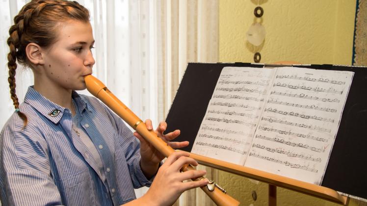 Täglich übt sie auf ihrer Flöte, um weiter an ihrer musikalischen Perfektion arbeiten zu können – da sist das ehrgeizige Ziel von Nele Hachtmann 