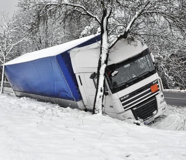 Wie hier bei  Lützow rutschen wegen des Schnees zahlreiche Lkw in Straßengräben. 