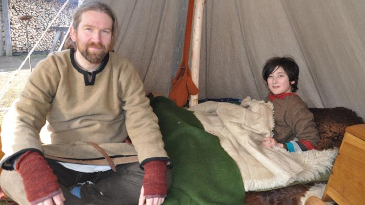Schlaflager mit Wolldecken in einem Wikingerzelt in Groß Raden mit Jonas Darou (r.) mit Arne-Ulf Arndt 