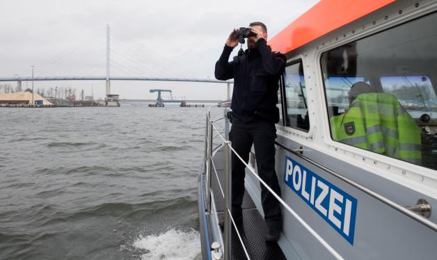 Die Wasserschutzpolizei fährt Streife auf dem Strelasund.