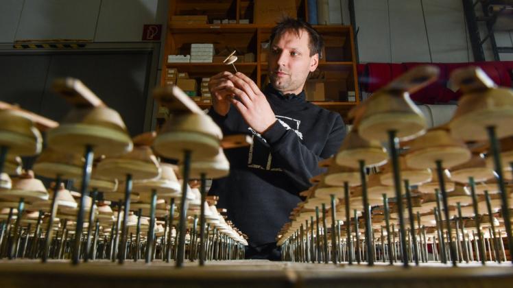 Tobias Mutke von der Firma Sauer Orgelbau überprüft Kegelventile einer Orgel. 