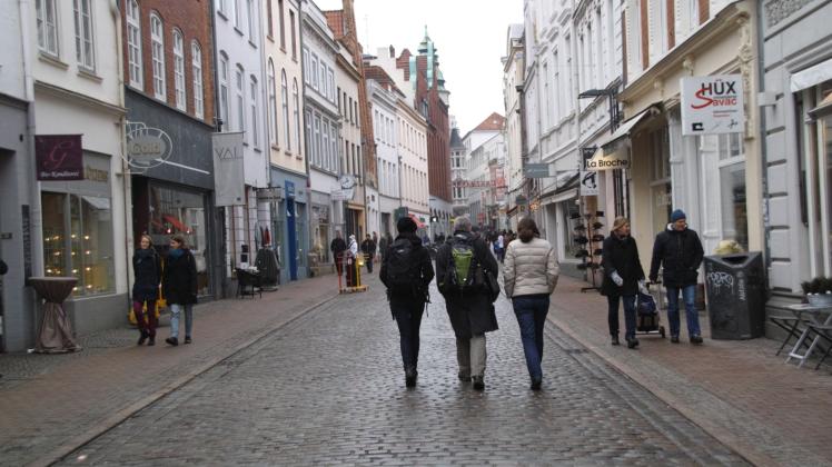 Die Lübecker Innenstadt wartet mit vielfältigem Angebot auf dank zahlreicher von Inhabern geführten Geschäften. Doch immer mehr Menschen verzichten auf Einkaufserlebnis und kaufen online.