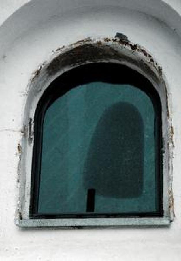 Schmuddelig: Die Fenstereinfassungen mit verzinkter Fensterbank.