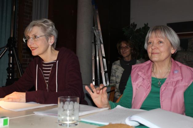 Regisseurin Margit Möller (rechts) und die Souffleuse Heike Berg agieren bei den Proben.