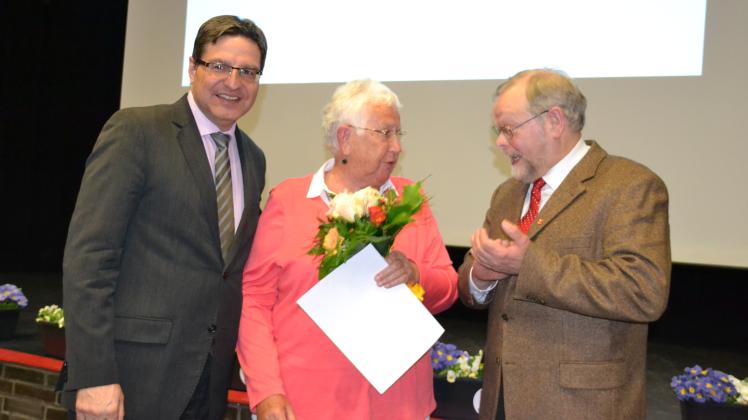 Heike Bliedung wurde von Bürgermeister Thomas Köppl (links) und Bürgervorsteher Henning Meyn (beide CDU) ausgezeichnet.