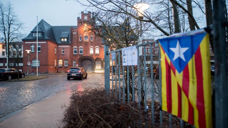 Eine Estelada Blava, die Fahne der katalanischen Nationalisten, hängt am Zaun der JVA Neumünster.