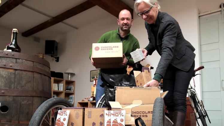 Ein Lastenrad fürs süße Laster: Timo Schmidt vom Fahrradclub ADFC und Beate Falkenberg vom Schifffahrtsmuseum testen das Laden eines Radlasters.