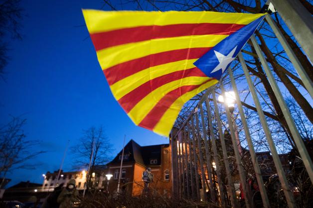  Eine Estelada, die Fahne der katalanischen Nationalisten, weht am Zaun vor der Justizvollzugsanstalt im Wind.