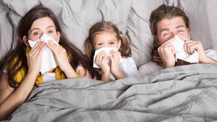 Da die Grippe durch eine Tröpfcheninfektion – beim Husten, Niesen, Sprechen oder Händeschütteln - übertragen wird, trifft es auch häufig die ganze Familie.