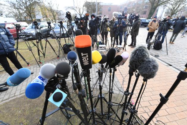 Internationale und deutsche Journalisten warten auf die Freilassung von Carles Puigdemont.