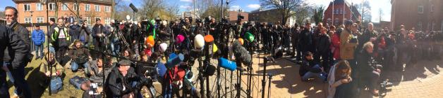 Zahlreiche Journalisten warten vor der JVA Neumünster auf Puigdemont.