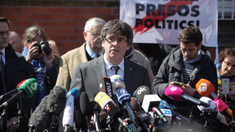 Carles Puigdemont spricht nach seiner Freilassung zu den Journalisten.
