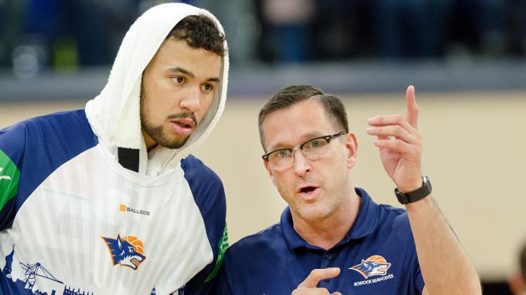Morgen in Gießen gefordert und zum Siegen verdammt: Die Seawolves um Coach Ralf Rehberger (rechts) und Darian Cardenas Ruda wollen ins Halbfinale einziehen. Morgen in Gießen gefordert und zum Siegen verdammt: Die Seawolves um Coach Ralf Rehberger (rechts) und Darian Cardenas Ruda wollen ins Halbfinale einziehen.