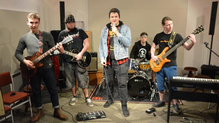 Jeden Dienstag wird geprobt: Alex, Jonas, Timo, Niklas und Jaro (v.l.) von der Band „Rock Reset“. Jeden Dienstag wird geprobt: Alex, Jonas, Timo, Niklas und Jaro (v.l.) von der Band „Rock Reset“.