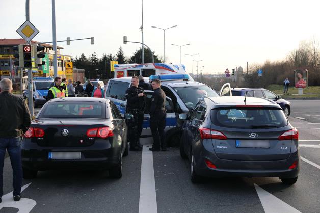 Schwerer Unfall mit Polizeistreifenwagen in Rostock fordert 3 Verletzte