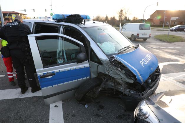 Schwerer Unfall mit Polizeistreifenwagen in Rostock fordert 3 Verletzte