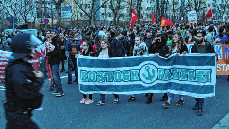 Mehrere Hundert Rostocker setzten bereits Anfang April in Evershagen ein Zeichen für ein weltoffenes Rostock und gegen Angstmache. Die Linke, Rostock hilft und Rostock nazifrei hatten die Gegen-Demos angemeldet.