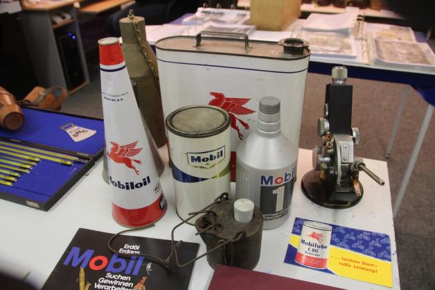 Mobil-Oil-Memorabilien: Das Technicon hält neben Fotomaterial auch alte Kannen und Arbeitsgeräte aus der Ölveredelung bereit. 