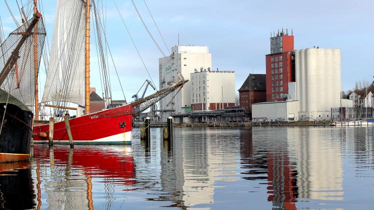 Hier Museumshafen, dort Industriedenkmäler im Verfall: Das Hafen-Ostufer steht vor einem grundlegenden Umbau.