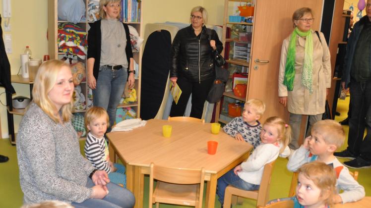 Besuch im Kindergarten: Elke Kauer (hinten, 2. v. l.) führte die Gäste durch die Einrichtung. 