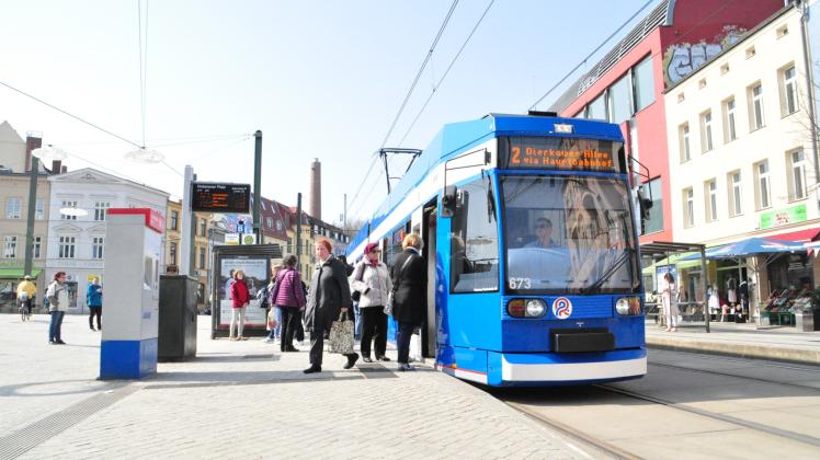 Statt kostenlos sollen Busse und Bahnen in Rostock häufiger und in dichterem Netz verkehren. 