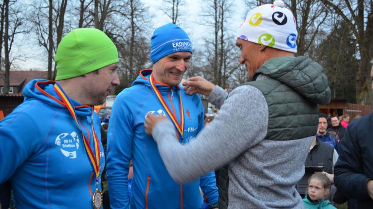Die Sieger: Tobias und Marten Banczyk nahmen die Medaille aus den Händen von Extremsportler Michael Kruse entgegen. 