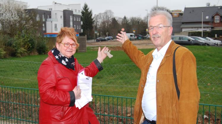 Astrid Huemke und Karl-Heinz Marrek blicken vom Gelände der Feuerwache auf die Freifläche, auf dem sie die Polizei ansiedeln möchten. 