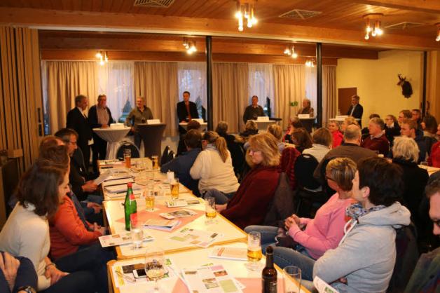 Diskussion in Grebin: (von links) Moderator Hans-Jürg Buss, Karl Schuch, Josef Großfeld, Holger Mielke, Gerhard Manzke, Klaus-Henry Flemming und Joachim Burgemeister. 
