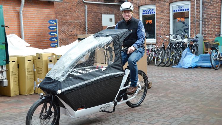 Hier fährt der Chef noch selbst: „Rosacker“-Inhaber Carsten Sommerfeldt zeigt ein Lastenrad mit E-Antrieb. Es kann für Ausflüge (mit Kindern) oder Transporte auch gemietet werden. 