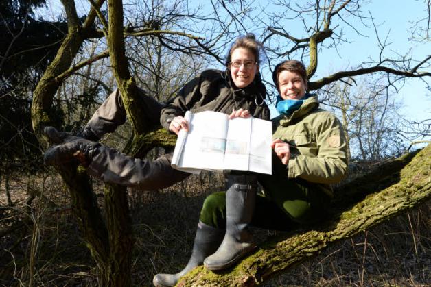 Nicole Herrenkind und Laura Menk (r.) zeigen Pläne des Waldkindergartens Klein Hundorf. Die Kita soll im September dieses Jahres eröffnet werden. Träger ist der gemeinnützige Verein „Lernort Klein Hundorf”. 