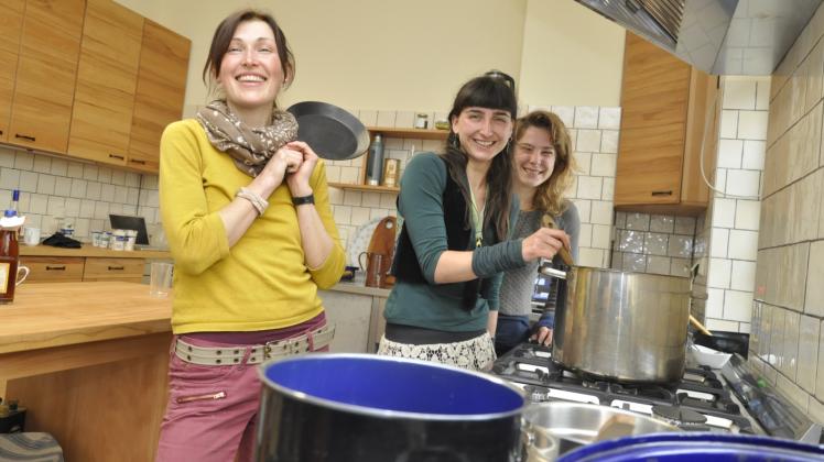 Freuen sich über die neue Gastro-Küche, in der künftig Bio-Essen für die Waldkita gekocht werden soll: Olga Pitschujew, Nejla Deborah Kalk und Maya Trybula (v. l.) von der Dorfgemeinschaft Klein Hundorf.