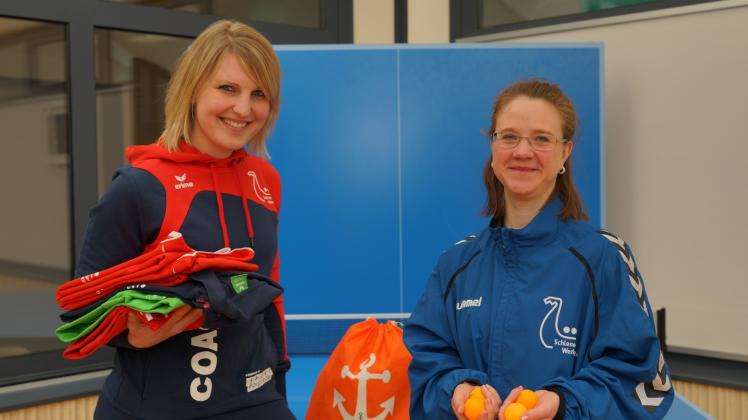 Katja Herber (l.) und Michaela Harder freuen sich über die finanzielle Unterstützung, die nun in Sport-Ausrüstung investiert wird.
