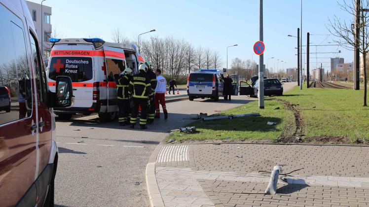 Horror-Unfall in Rostock: Fußgängerin in Lütten Klein auf Gehweg von Auto erfasst und lebensgefährlich verletzt - Ampel zum Unfallzeitpunkt ausgefallen?