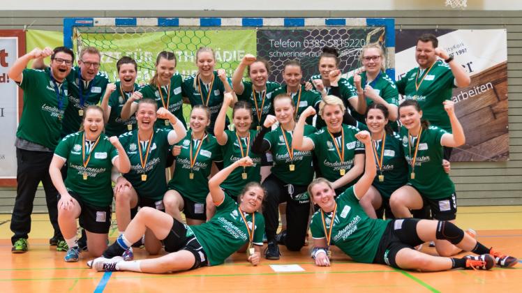 Passend zur MV-Meisterschaft nach der gewonnenen Partie gegen den HSV Grimmen gab es direkt nach Spielschluss die Goldmedaille und schicke neue Meistershirts für die Grün-Weiß-II-Damen.