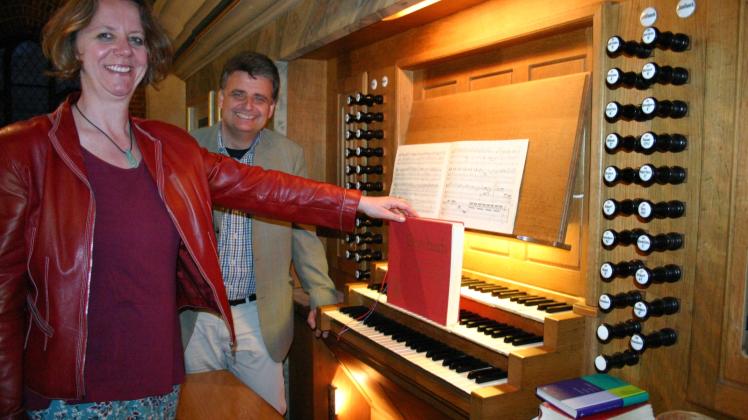 Kirchenmusikdirektorin Katja Kanowski und Pastor Dirk Homrighausen demonstrieren: Ein schweres Chorbuch kann die Tasten nicht herunterdrücken 