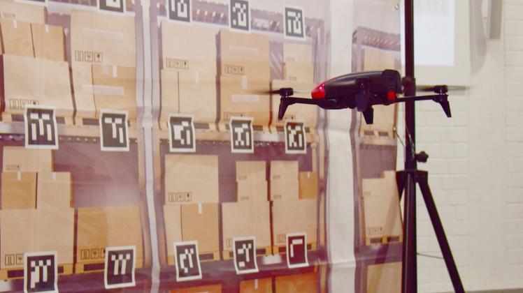 Beeindruckende Vorführung in der Büdelsdorfer ACO-Academy: Ein Unternehmen aus Dortmund demonstrierte die „Fliegende Inventur“. Eine Drohne samt Kamera schwebt vor einer Stellwand mit aufgedruckten Kartons. So entfällt das mühsame und zeitaufwändige Zählen mit der Hand.