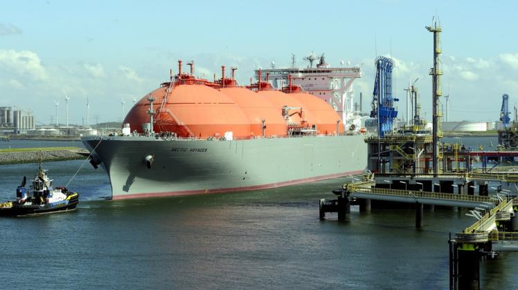 Ein Schiff liefert am LNG-Terminal in Rotterdam Flüssiggas an. So ähnlich könnte es ab 2022 in Brunsbüttel aussehen, wenn dort der erhoffte Gasspeicher in Betrieb gehen kann. 